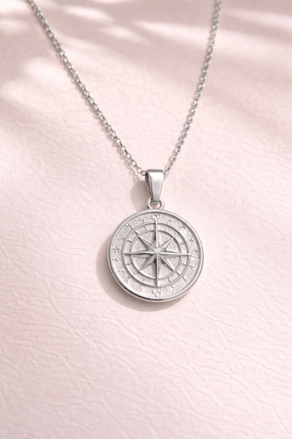 Collier Boussole Argentée – Symbole de Direction & Liberté